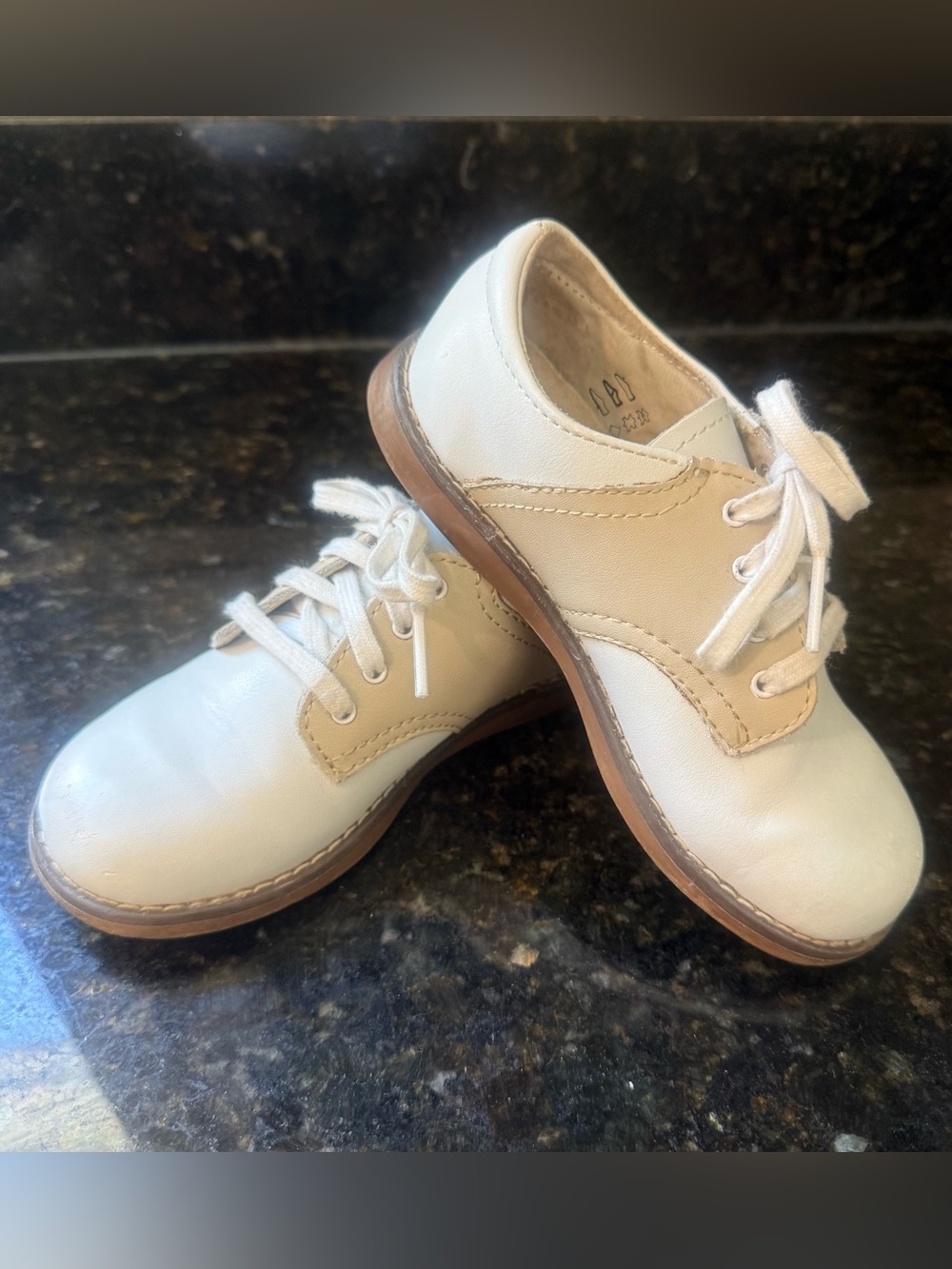 FootMates Cream and White Kids Saddle Oxfords size 10